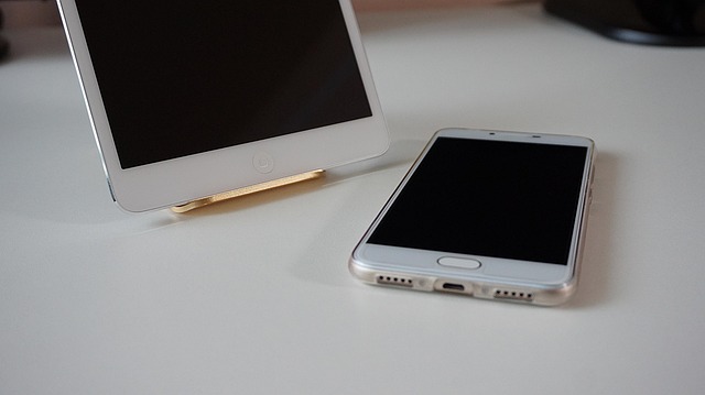 Techniker prüft KI-gesteuerte Solaranlage mit Tablet auf einem Dach