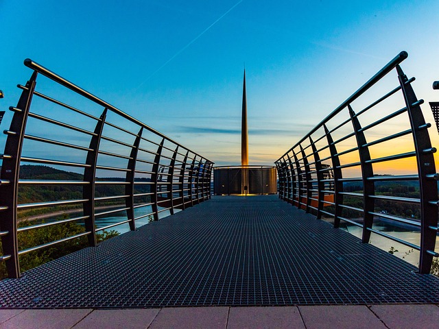 Modernes Haus mit Energiespeicher und Solarpanelen in Nordrhein-Westfalen